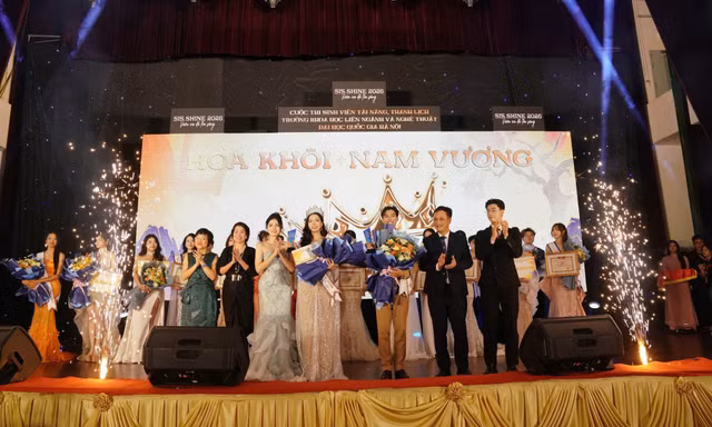 Nam vương Đinh Huy Bảo (SBD 040) và Hoa khôi Hoàng Trang Thùy (SBD 016) đăng quang tại Đêm chung kết SIS SHINE 2026, khép lại hành trình tỏa sáng đầy ấn tượng.