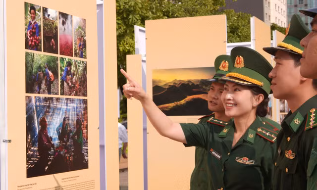 Bạn trẻ Thành phố Hồ Chí Minh tự hào ngắm nhìn "Việt Nam - Một dải non sông" giữa lòng phố đi bộ