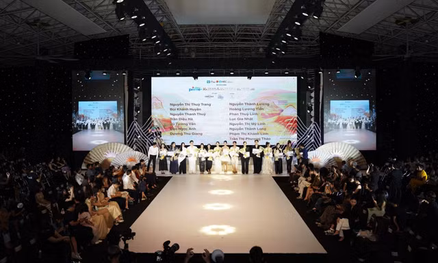 Không gian trình diễn thời trang do các thành viên HAU Fashion Club thực hiện, với phần dàn dựng và trình diễn thu hút sự chú ý của khán giả.