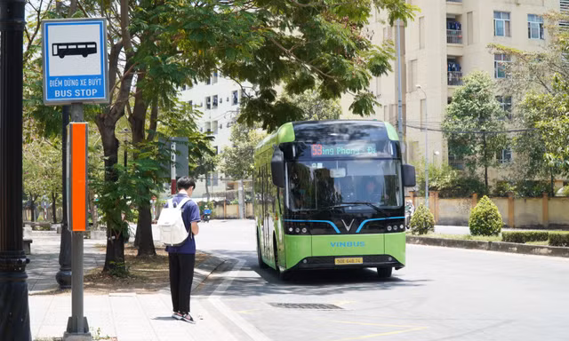 Sinh viên TP. Hồ Chí Minh phản ứng thế nào về việc miễn vé xe buýt?