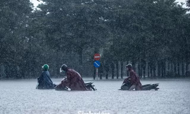 Cập nhật hơn 70 điểm ngập sáng nay tại Hà Nội, 30 khu vực chìm sâu trong nước