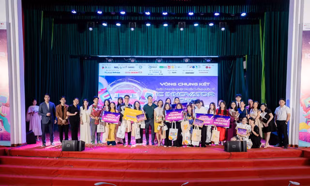 Top 3 đội thi xuất sắc nhất IC Innovator 2026: Dấu Việt Du Ký, TENTEN và HERISTAGE.