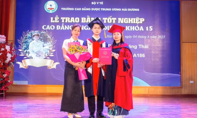 Quảng Thái cùng mẹ tại buổi lễ vinh danh tốt nghiệp.