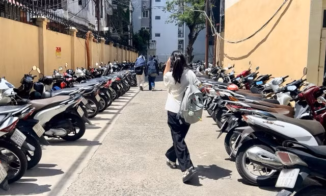 Hà Nội nắng nóng gay gắt, sinh viên gồng mình chống chọi 