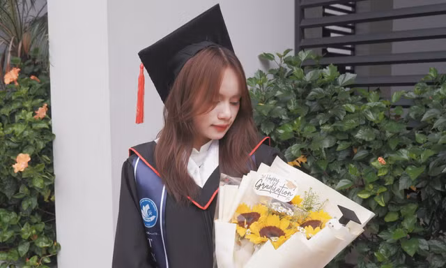 Trong gia đình chưa từng có ai học đại học, nữ sinh người Nùng hiểu giá trị của một cơ hội được học