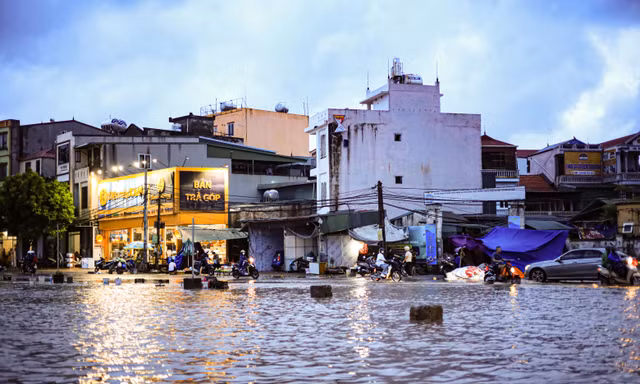 Ngoại thành Hà Nội ngập sâu do ảnh hưởng hoàn lưu bão số 10
