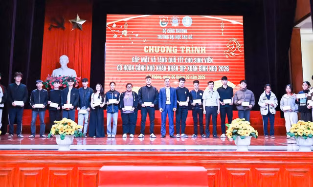 TS Đỗ Văn Đỉnh – Phó Hiệu trưởng và TS. Phạm Văn Dự - Trưởng phòng Công tác sinh viên trao quà Tết của Nhà trường cho sinh viên có hoàn cảnh khó khăn vượt khó vươn lên trong học tập.