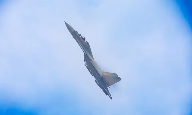 Dàn tiêm kích SU-30MK2 tách biên đội, khoan xoáy, 'múa lượn' trên bầu trời Thủ đô.