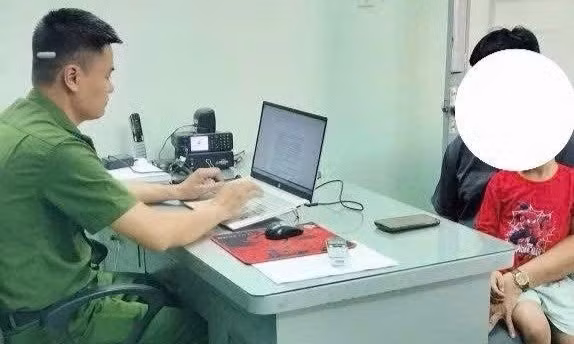 Công an vào cuộc vụ cha đánh con bằng dép gây phẫn nộ