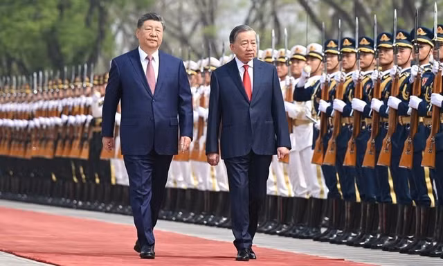 Hai Tổng Bí thư, Chủ tịch nước duyệt đội danh dự. Ảnh: CGTN