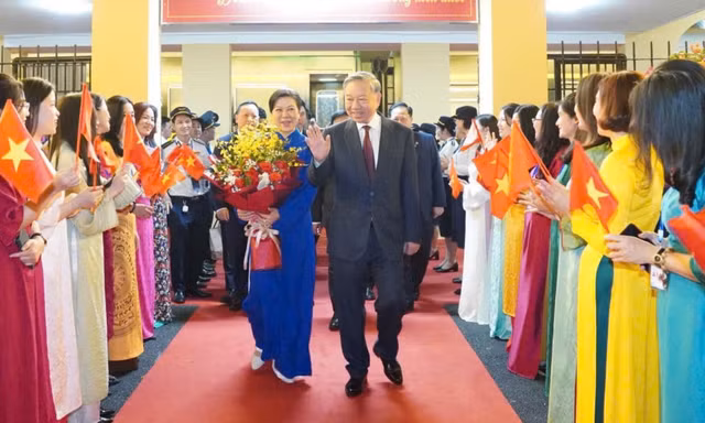 Tổng Bí thư, Chủ tịch nước Tô Lâm cùng Phu nhân về đến ga Gia Lâm, Hà Nội