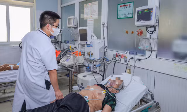 Nắng nóng, bệnh viện quá tải vì nhiều người già và trẻ em bị ốm 