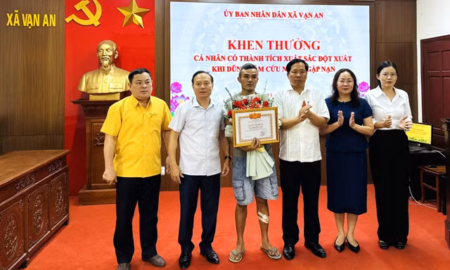 Khen thưởng đột xuất người đàn ông dũng cảm cứu hai mẹ con trên sông Lam