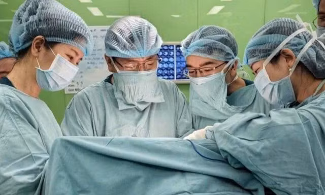 Giành giật sự sống cho bé gái sơ sinh mang u quái khổng lồ