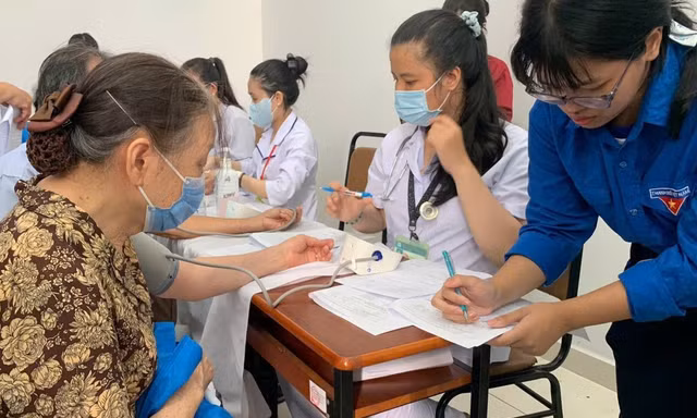 TPHCM: ‘Giật mình’ 10 người đi khám, hơn 6 người mang bệnh