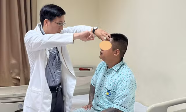 Đang đá bóng, thanh niên đột quỵ ngay trên sân