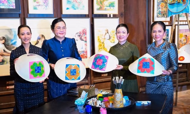 Bốn Phu nhân Thủ tướng trải nghiệm văn hoá Việt tại Văn Miếu – Quốc Tử Giám