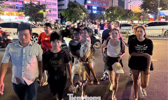 Người dân đổ dồn về trung tâm TPHCM chờ xem pháo hoa 