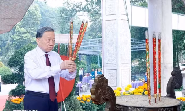 Tổng Bí thư, Chủ tịch nước dâng hương tưởng niệm các Anh hùng liệt sỹ ở Tây Ninh