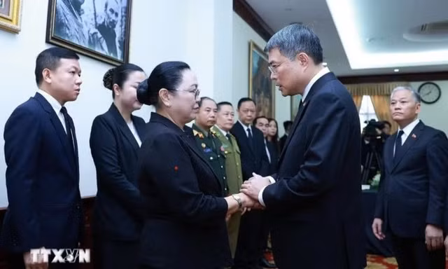 Thủ tướng Lê Minh Hưng viếng Chủ tịch Quốc hội Lào Xaysomphone Phomvihane