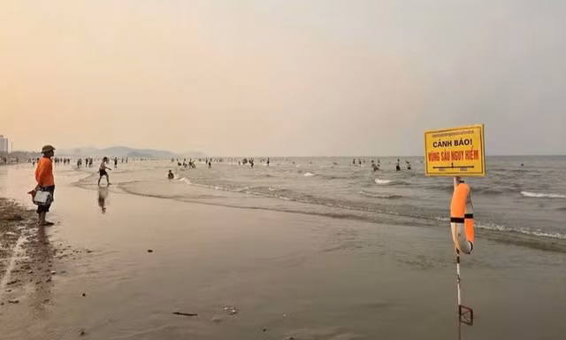 Cứu sống hai anh em đuối nước bị sóng cuốn xa bờ ở biển Cửa Lò