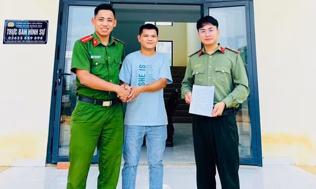 Hai thiếu úy ép tim, hô hấp nhân tạo cứu sống người đàn ông