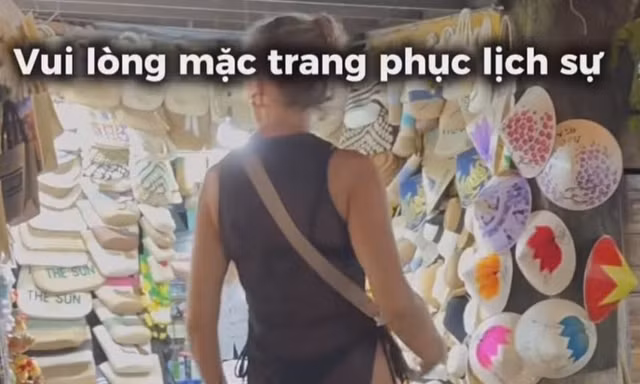 Nữ du khách bị mời rời khỏi Chùa Cầu Hội An vì trang phục phản cảm