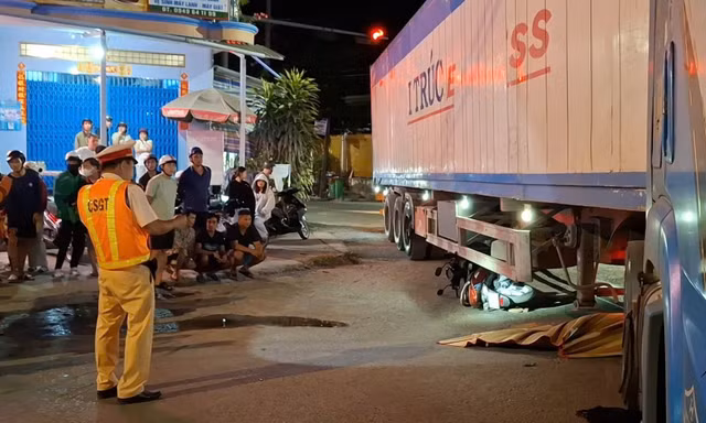 Xe máy bị cuốn gầm xe container, 2 người thương vong