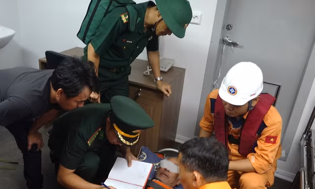 Thần tốc đưa ngư dân đột quỵ não trên biển về bờ