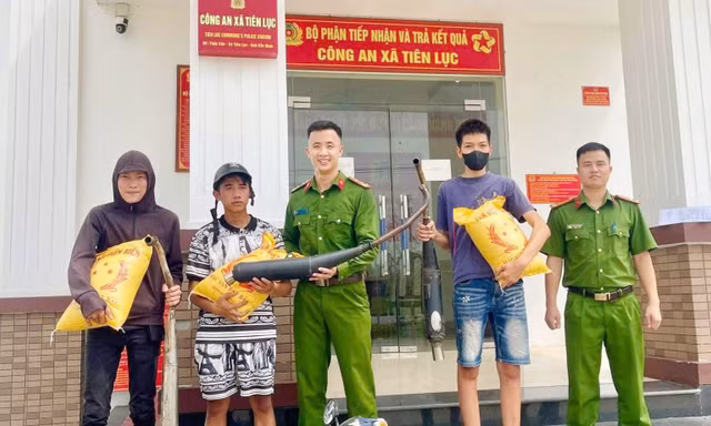 Thanh thiếu niên đến trụ sở Công an xã Tiên Lục đổi pô xe độ lấy gạo thơm.
