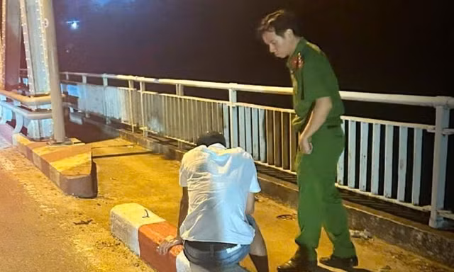 Lý do nam thanh niên 'quay đầu', bỏ ý định nhảy cầu tự tử
