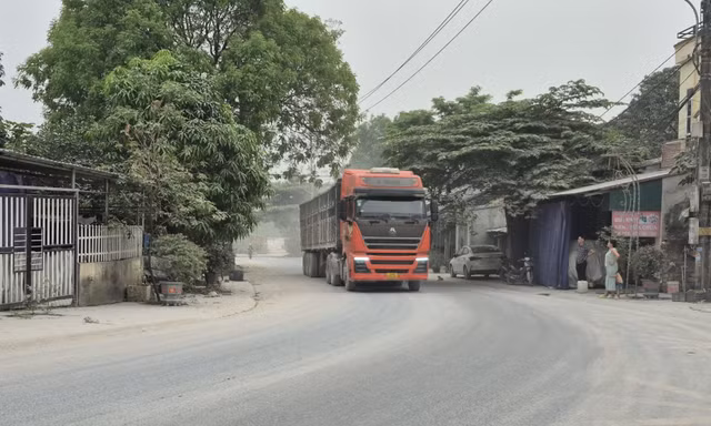 Khu dân cư ở Lào Cai quanh năm bị 'tra tấn' bởi bụi trắng mù mịt 