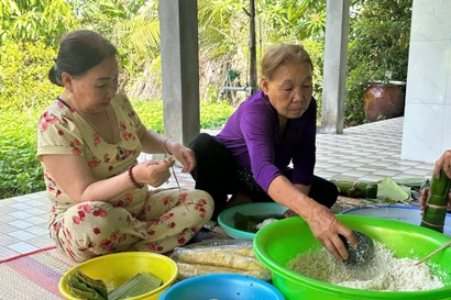 Giữ lửa nồi bánh tét ngày Tết, xóm nhỏ thêm gần nhau