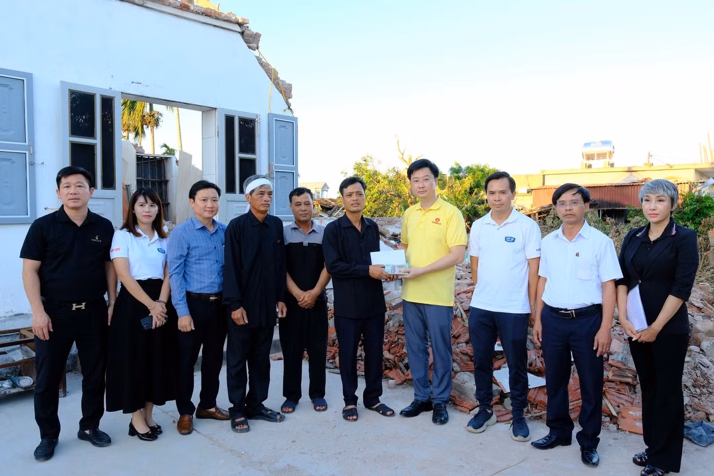 dai-dien-quy-thien-tam-trao-tien-ho-tro-cho-cac-gia-dinh-chiu-thiet-hai-sau-bao-bualoi-ninh-binhllll.jpg