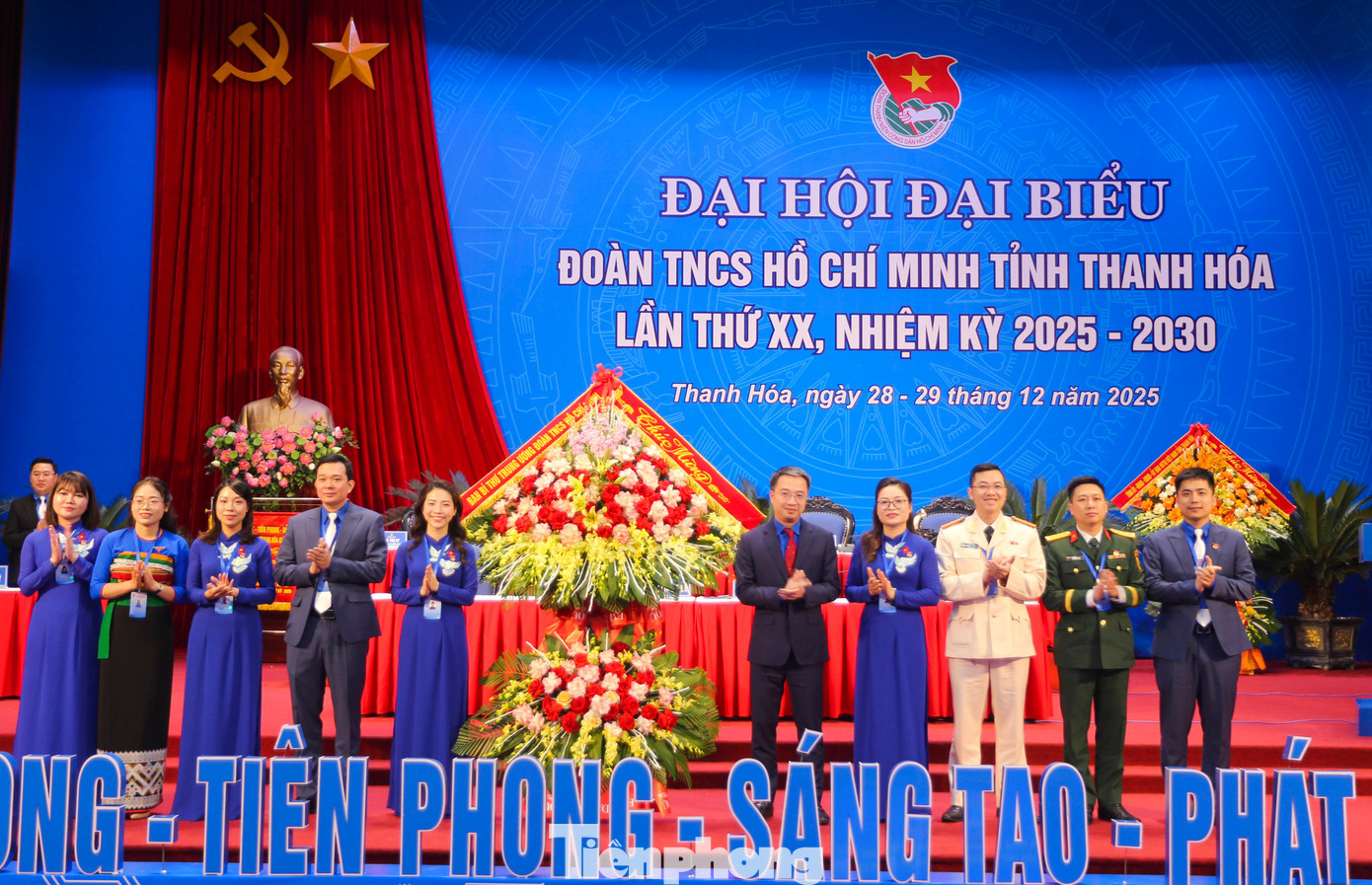 Bí thư Ban Chấp hành T.Ư Đoàn, Chủ tịch Hội Liên hiệp thanh niên Việt Nam Nguyễn Tường Lâm trao tặng lẵng hoa tươi thắm chúc mừng đại hội. tp-12a.jpg