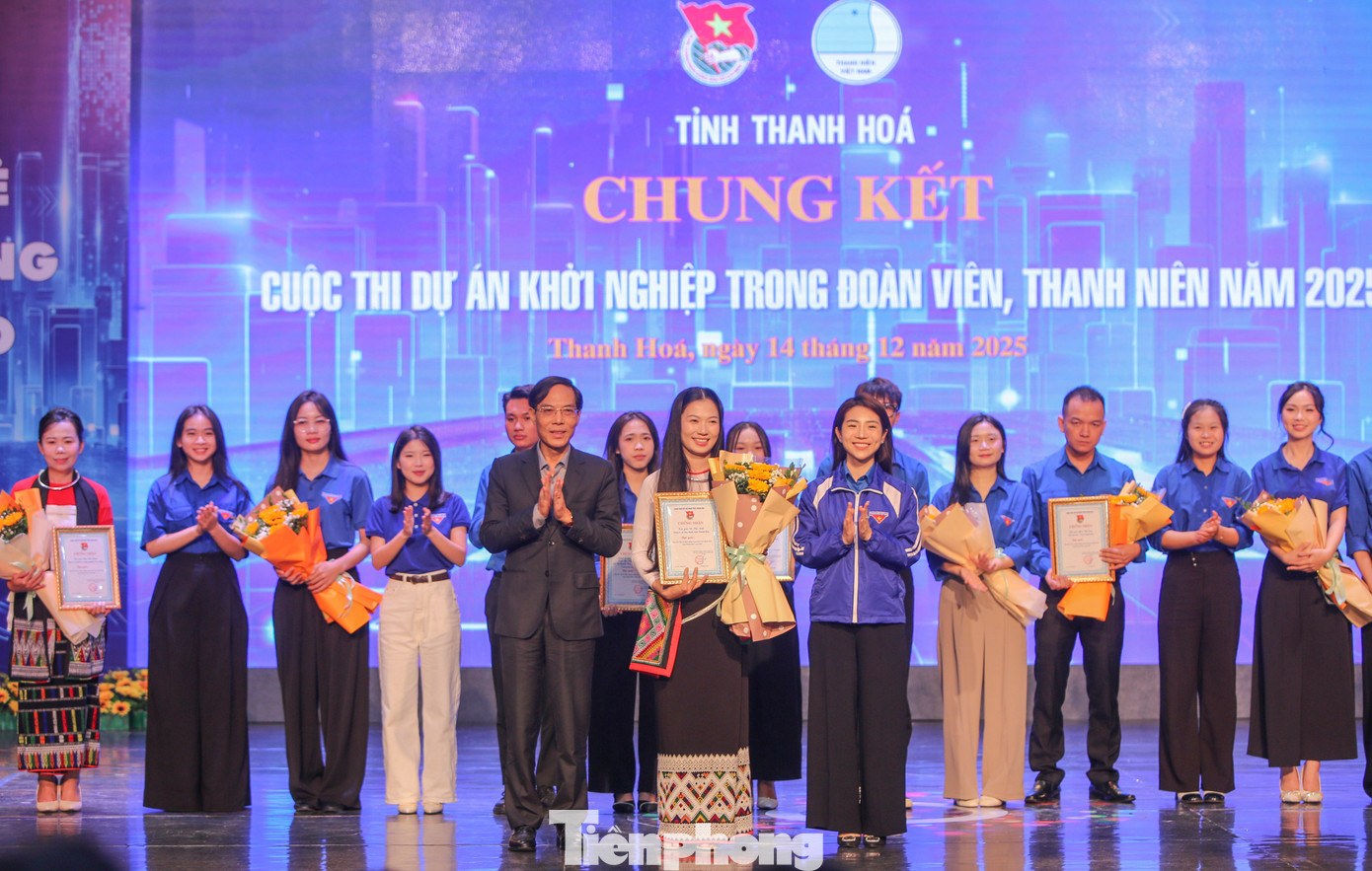 Ông Đầu Thanh Tùng - Phó Chủ tịch UBND tỉnh Thanh Hóa và chị Lê Ngọc Ánh - Bí thư Tỉnh Đoàn trao giải Nhất cho dự án "Trồng và sản xuất chế biến các sản phẩm từ củ nghệ nếp đỏ trồng trên núi đá". tp-5.jpg