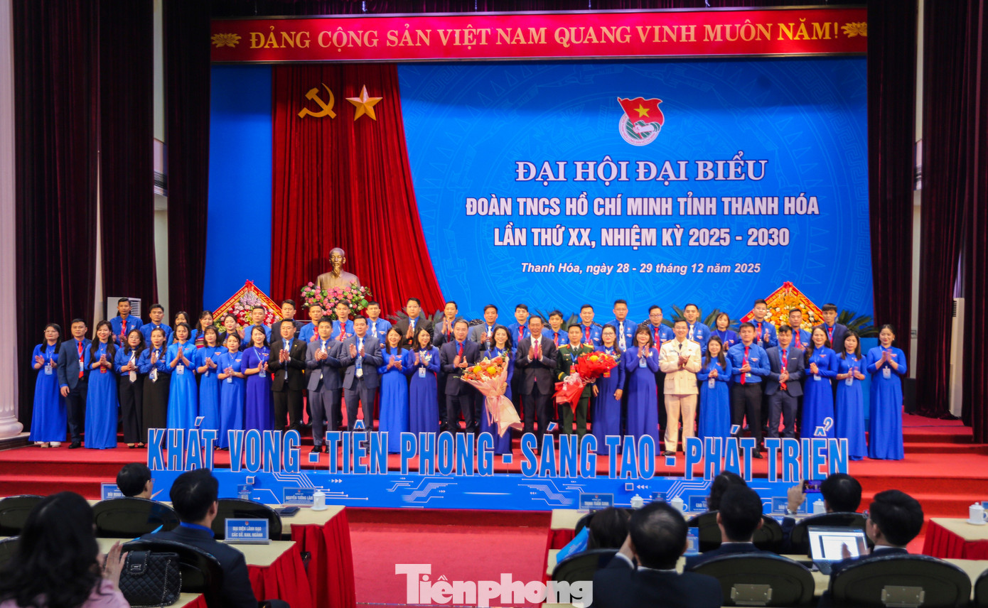 Ban Chấp hành Tỉnh Đoàn Thanh Hóa, nhiệm kỳ 2025-2030 nhận hoa chúc mừng từ đại diện TƯ Đoàn và lãnh đạo tỉnh. tp-14.jpg