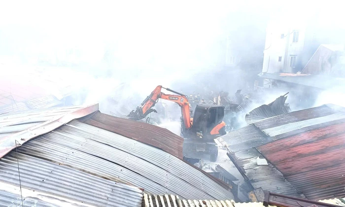 Ki-ốt bên trong chợ bị thiêu rụi.