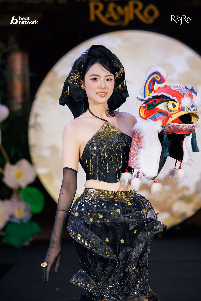 vedette-a-hau-van-nhi-hoa-hau-viet-nam-2024-trinh-dien-cung-tac-pham-da-xuat-sac-gianh-giai-nhat-cuoc-thi-ro-sac-su-nguyet.png