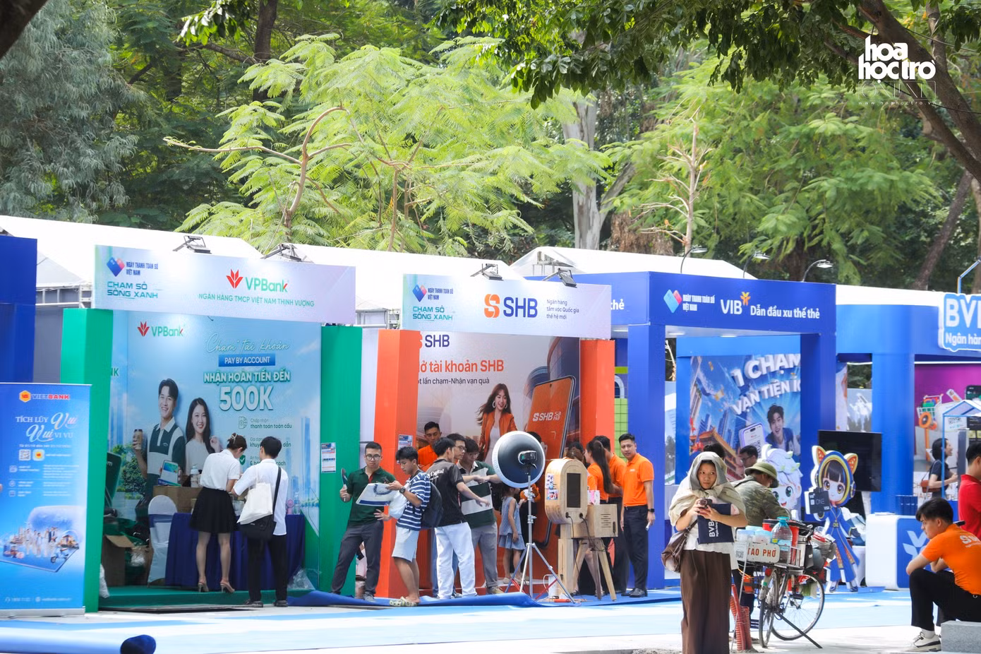 2-nhieu-ban-tre-hao-hung-tham-gia-cac-hoat-dong-nhan-qua-tai-cac-booth-cua-cac-ngan-hang.jpg