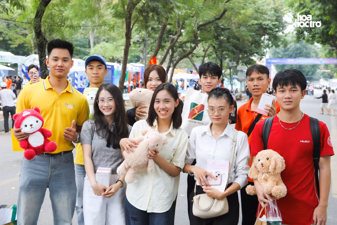 7-ben-canh-viec-tham-gia-nhan-qua-cac-ban-tre-cung-rat-hao-huc-cho-don-cac-tiet-muc-cua-dan-nghe-si-tai-dem-dai-nhac-hoi.jpg