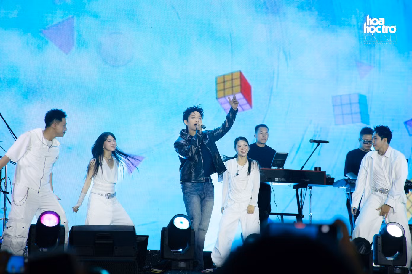 6hoang-dung-ket-hop-voi-mau-nuoc-band-dua-khan-gia-qua-nhieu-cung-bac-cam-xuc-khac-nhau-trong-tung-bai-hat.jpg
