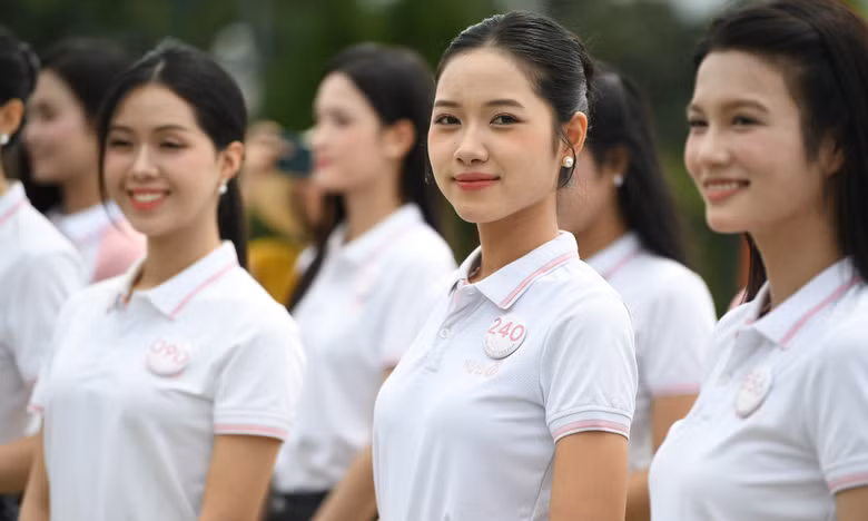 Thí sinh Hoa hậu Việt Nam dâng hoa tại Tượng đài Bác Hồ với đồng bào các dân tộc tỉnh Lai Châu
