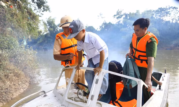 Bến đò đóng cửa, học sinh qua sông bằng cano của công an