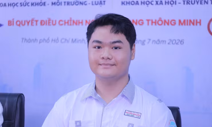 Thủ khoa 29,5 điểm ở TPHCM: 'Học 16 tiếng/ngày, hai điểm 10 Toán, Sinh đến từ sách giáo khoa'