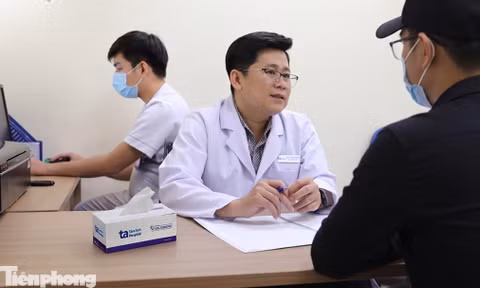 BS.CKII Dương Quang Huy, Trưởng Đơn vị Nam học tư vấn cho bệnh nhân H. 