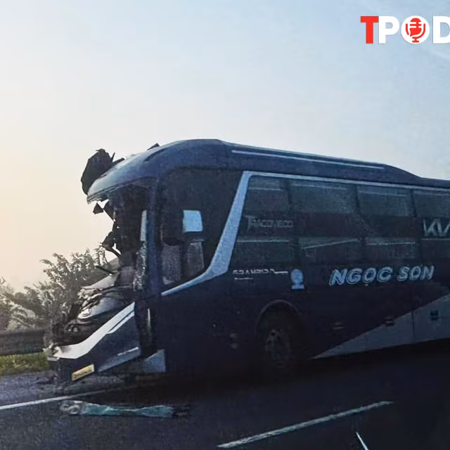 NÓNG 8/9: Ô tô khách không giữ khoảng cách tông vào đuôi xe đầu kéo, phụ xe tử vong