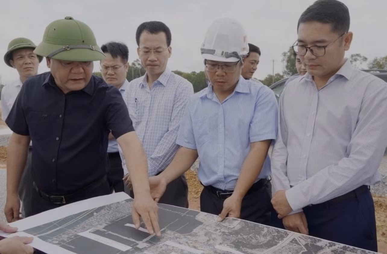chu-tich-tinh-quang-tri-tran-phong-kiem-tra-cong-trinh.png