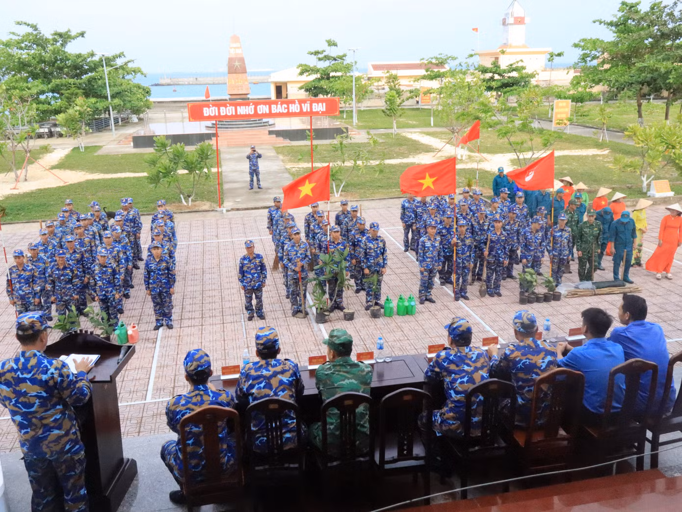 can-bo-chien-si-nhan-dan-dao-da-tay-a-dac-khu-truong-sa-phat-dong-tet-trong-cay.jpg