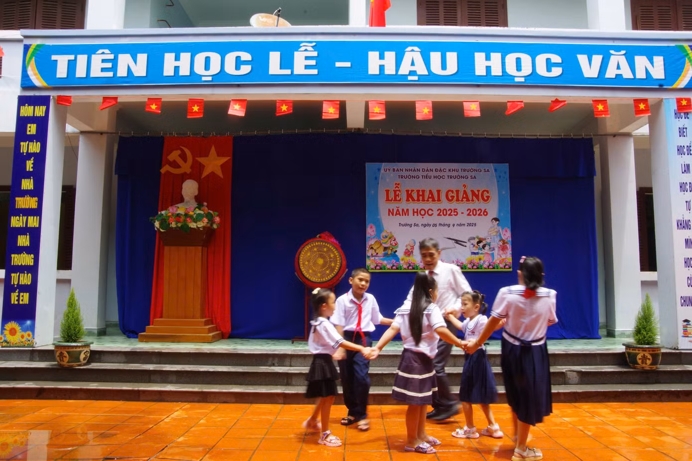 thay-tro-dac-khu-truong-sa-tung-tang-nam-hoc-moi.jpg